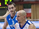 Luboš Bartoň (vpravo) z české basketbalové reprezentace pod dozorem italské Luboš Bartoň (vpravo) z české basketbalové reprezentace pod dozorem italské