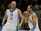NA, TADY TO MÁŠ. Čeští basketbalisté Jakub Houška (u míče) a Luboš Bartoň. NA, TADY TO MÁŠ. Čeští basketbalisté Jakub Houška (u míče) a Luboš Bartoň.