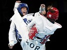 FIN�LOV� SOUBOJ. Tureck� taekwondistka Nur Tatarov� (vlevo) jej prohr�la,