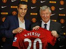 VYTOU�EN� POSILA. Tren�r Alex Ferguson (vpravo) �e�il p��chod Robina van