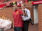 JE TO TADY FAJN. Robin van Persie p�zuje fotograf�m na stadionu Old Trafford,