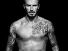 David Beckham op�t uk�zal t�lo v nov� reklam� pro H&M (srpen 2012).