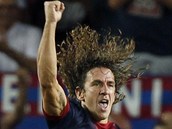 Barcelonsk� kapit�n Carles Puyol slav� g�l v �vodn�m kole �pan�lsk� ligy.