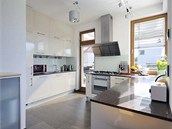 Kuchyň je vybavena střízlivou linkou vyrobenou z lakovaných MDF desek, pracovní Kuchyň je vybavena střízlivou linkou vyrobenou z lakovaných MDF desek, pracovní
