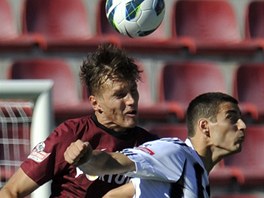 VZDUŠNÝ SOUBOJ. Sparťanský obránce Ondřej Švejdík (vlevo) odvrací míč před VZDUŠNÝ SOUBOJ. Sparťanský obránce Ondřej Švejdík (vlevo) odvrací míč před