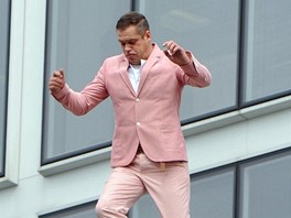 Dvojník Robbieho Williamse skáče za něj z okna. Dvojník Robbieho Williamse skáče za něj z okna.
