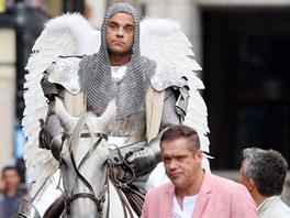 Robbie Williams jako andělský rytíř a jeho dvojník v růžové Robbie Williams jako andělský rytíř a jeho dvojník v růžové