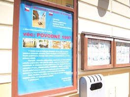 Plak�t v centru Uhersk�ho Hradi�t�, kter�m m�stn� ponikatel Franti�ek Mikl