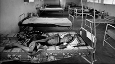 Pacient s AIDS leží v nemocnici v jihosúdánské Džubě. (únor 2004) Pacient s AIDS leží v nemocnici v jihosúdánské Džubě. (únor 2004)