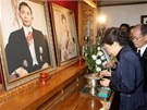 Pak Kun-hje zapaluje svíci před portréty svých zavražděných rodičů (25. března Pak Kun-hje zapaluje svíci před portréty svých zavražděných rodičů (25. března