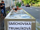 Lid� se koupou v betonov�ch truhl�c�ch na pra�sk�m Sm�chov�.