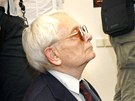Ratmír Rath (uprostřed) čeká na začátek jednání Okresního soudu pro Ratmír Rath (uprostřed) čeká na začátek jednání Okresního soudu pro
