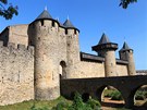 Uprost�ed opevn�n�ho m�sta je hrad obehnan� vodn�m (dnes u� jen zelen�m)
