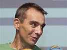 Jakub Hal�k (vlevo) a chirurg Jan Pirk p�i tiskov� konferenci v pra�sk�m IKEM...
