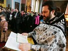 Otec Nikolaj p�i bohoslu�b� v pravoslavn�m chr�mu svat�ho Petra a Pavla v