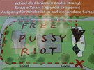 Jeden z n�pis� Free Pussy Riot se objevil na informa�n� tabuli um�st�n� na