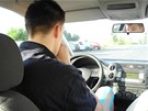 DO BOJE. Ond�ej Balv�n se chyst� na lekci v auto�kole. Pov�imn�te si volantu