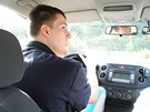 ROZHL�DNI SE, �LOV��E. Ond�ej Balv�n v roli p�edpisov�ho �idi�e.