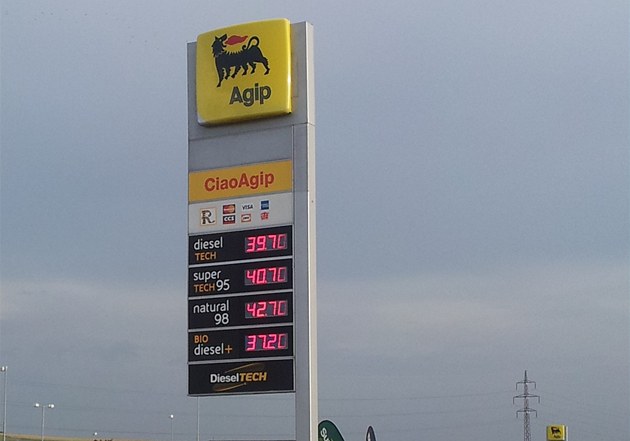 Čerpací stanice Agip na dálnici D2. Čerpací stanice Agip na dálnici D2.