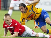 NA ZEMI. Pardubický Jan Javůrek (vlevo) bojuje o míč s Denisem Canou z NA ZEMI. Pardubický Jan Javůrek (vlevo) bojuje o míč s Denisem Canou z