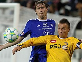 SOUBOJ KAPIT�N�. Jihlavsk� Stanislav Tecl (ve �lut�m) si kryje m�� p�ed Ale�em