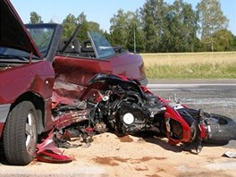 U Ho�ic zahynul p�i dopravn� nehod� motork��. (19. 8. 2012)
