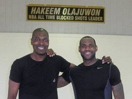 BRÁCHOVÉ. Hakeem Olajuwon (vlevo) a LeBron James pózují před tréninkem. BRÁCHOVÉ. Hakeem Olajuwon (vlevo) a LeBron James pózují před tréninkem.