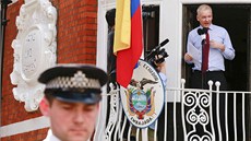 Zakladatel serveru WikiLeaks Julian Assange hovo�í na balkonu ekvádorské