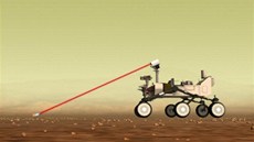 Vozítko Curiosity na Marsu střílí laserem Vozítko Curiosity na Marsu střílí laserem