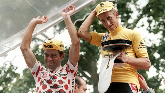 Nakonec vše dopadlo, jak se plánovalo. Vpravo vítěz Greg LeMond, vlevo Bernard Nakonec vše dopadlo, jak se plánovalo. Vpravo vítěz Greg LeMond, vlevo Bernard