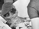 Pokusy o oživení selhaly. Tom Simpson v souboji s Mont Ventoux podlehl. Pokusy o oživení selhaly. Tom Simpson v souboji s Mont Ventoux podlehl.