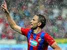 RADOST MEZI KAPKAMI DEŠTĚ. Plzeňský útočník Marek Bakoš oslavuje gól, který dal... RADOST MEZI KAPKAMI DEŠTĚ. Plzeňský útočník Marek Bakoš oslavuje gól, který dal...