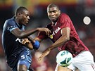 Sparťanský útočník Leonard Kweuke se tlačí do střelecké pozice v odvětě Sparťanský útočník Leonard Kweuke se tlačí do střelecké pozice v odvětě