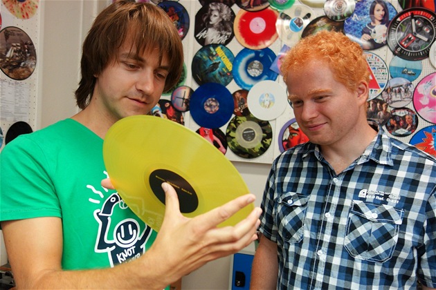 Autor hudby Jan Lstibůrek a autor textu Robin Král. Autor hudby Jan Lstibůrek a autor textu Robin Král.