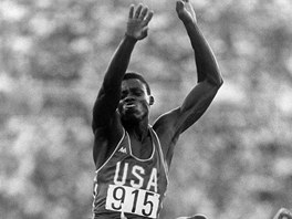 Americký atlet Carl Lewis získal na olympijských hrách v Los Angeles 1984 zlato Americký atlet Carl Lewis získal na olympijských hrách v Los Angeles 1984 zlato