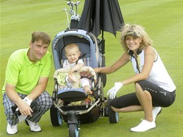 Kate�ina Sto�esov� si nechala golfov� voz�k zkombinovat s ko��rkem pro dceru.