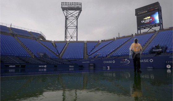 ZASE MOKRO. Tenisov� US Open v New Yorku �asto tr�p� d隝, na centr�ln�m kurtu
