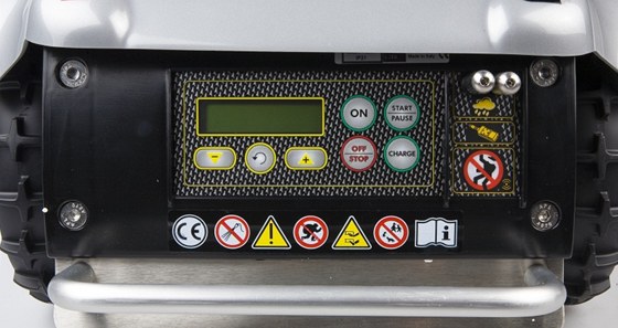 Ovládací panel sekačky. Tady naprogramujete, kolik zó má sekat, jak často, Ovládací panel sekačky. Tady naprogramujete, kolik zó má sekat, jak často,
