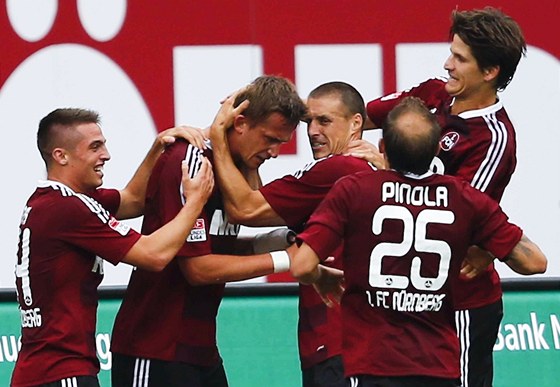 �ESK� ST�ELEC. Fotbalist� Norimberku oslavuj� Tom�e Pekharta (druh� zleva),