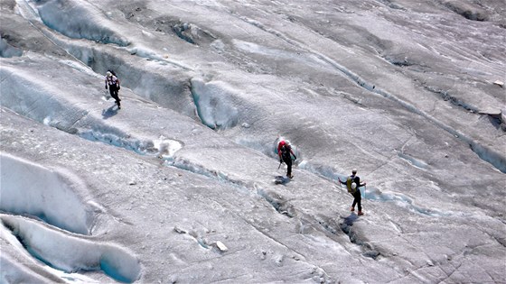 Shora sledujeme alpinisty na ledovci.