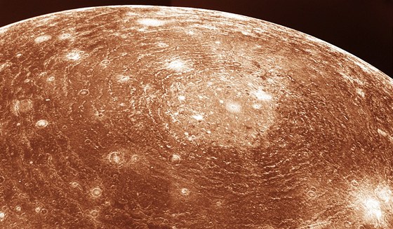 Obrovský kráter Valhalla na Jupiterově měsící Callisto, také objevený Voyagery Obrovský kráter Valhalla na Jupiterově měsící Callisto, také objevený Voyagery