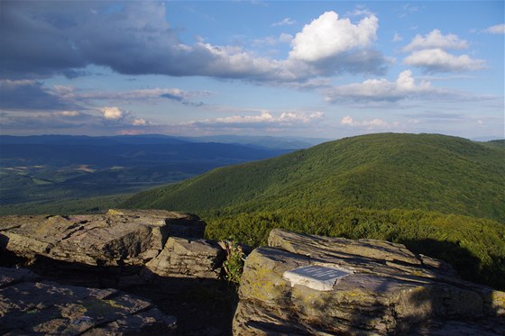 V�hled ze Sninsk�ho kamene na vrch Ne�abec (1 023 m) a Bieszczady