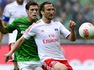 ZPRACOV�N�. Petr Jir��ek z Hamburku si kryje m�� p�ed Zlatkem Junuzovi�em z