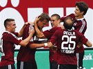 �ESK� ST�ELEC. Fotbalist� Norimberku oslavuj� Tom�e Pekharta (druh� zleva),