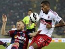 TVRD� ST�ET. Kevin Prince Boateng z AC Mil�n (vpravo) bojuje o m�� s Mikaelem
