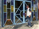 Josef Andrle ve vstupn�ch dve��ch podle realizace Davida V�vry