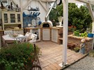 V letn� kuchyni �ten��ky Zuzany se d� va�it i stolovat.