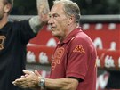 SPOKOJEN� KOU�. Zden�k Zeman m� d�vod k radosti, fotbalisty AS ��m dovedl k