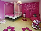 Terezčin pokoj je zařízen jako pro malou princeznu. Postel s nebesy, rozkvetlé Terezčin pokoj je zařízen jako pro malou princeznu. Postel s nebesy, rozkvetlé