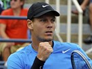 DOBR� M��. Tom� Berdych se raduje z �sp�n� v�m�ny v duelu s Nicolasem